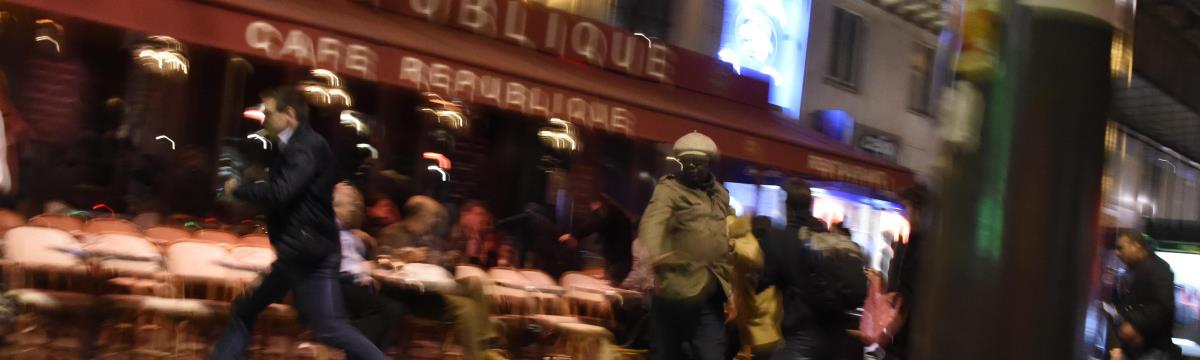 Párizs: sok halálos áldozata van a merényleteknek, a támadók mintegy száz túszt ejtettek