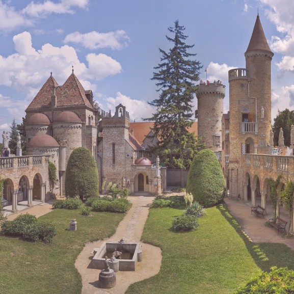 4 magyar kastély, ahol igazi Csipkerózsikák és hercegnők lehettek! Puha Andrea