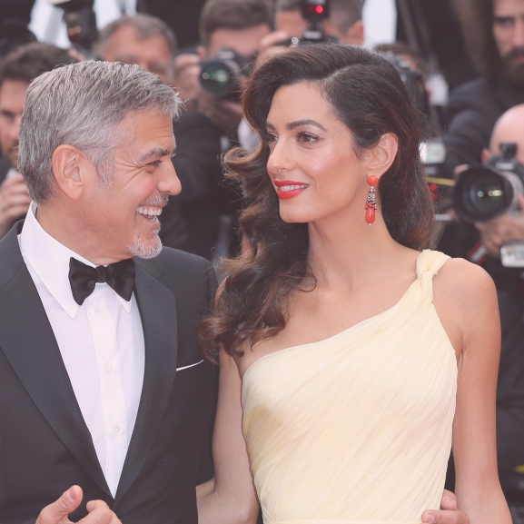 Amal Clooney csupasz lábai a cannes-i szél első áldozata