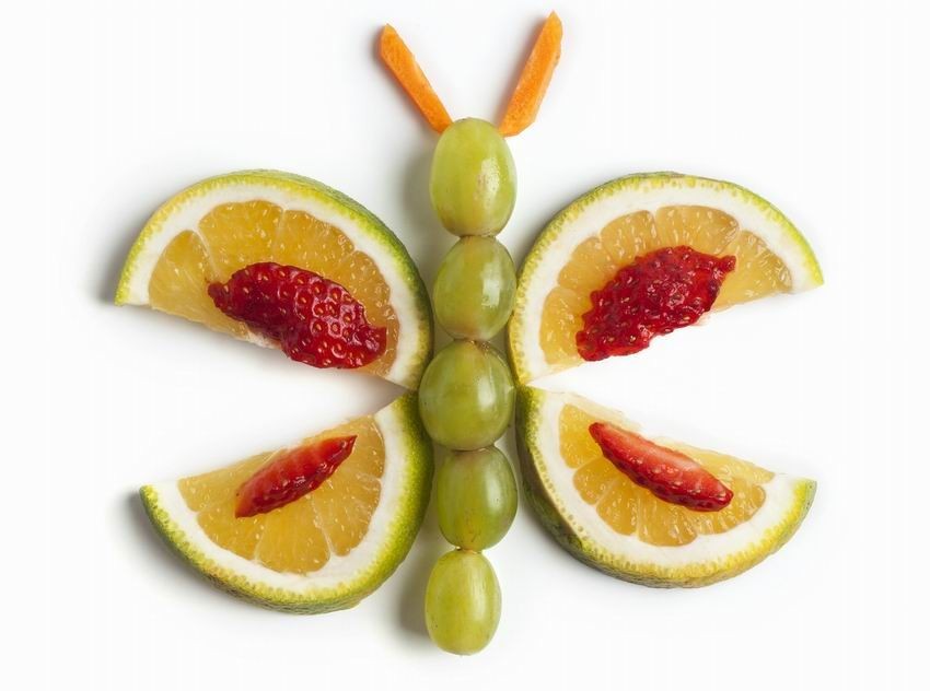 Szőlő, narancs, eper és aszalt barack vagy sárgarépa - pillangóvá formázva