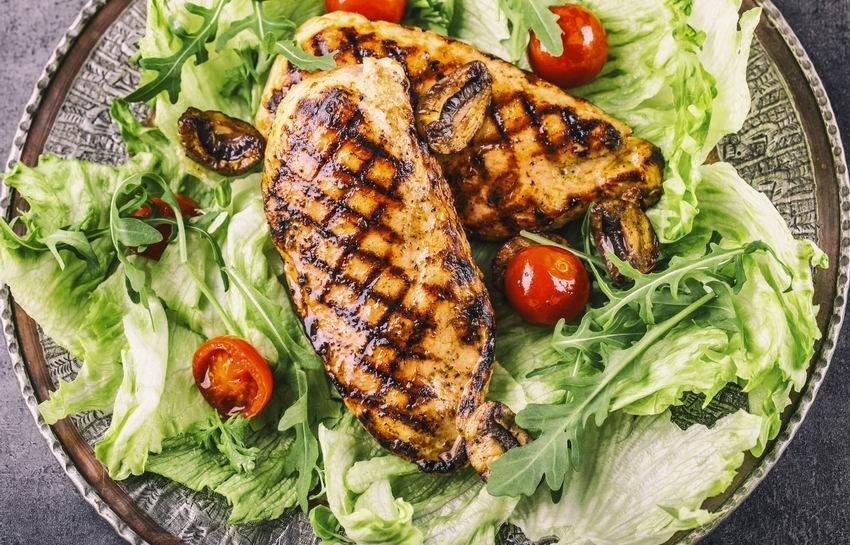 Sok zöldség, saláta sovány hússal, hallal - ez a mediterrán diéta lényege