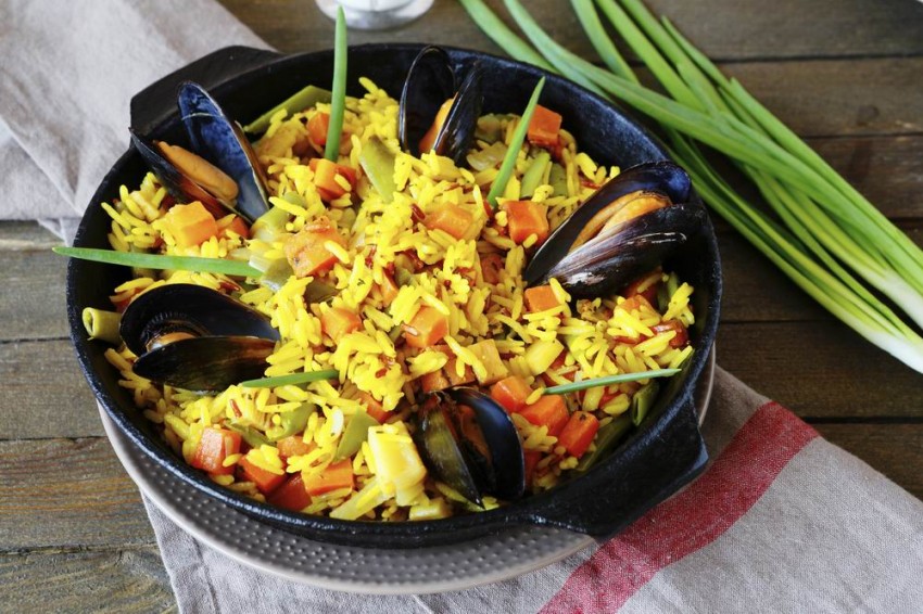 A paella igazi spanyol fogás – rizses egytálétel készülhet halakkal és a tenger gyümölcseivel, de hússal is, sőt akár vegyesen, sok zöldséggel